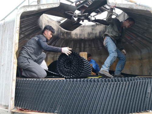 圓形<a href=http://www.tzhtuan.com/tags21_0.html target=_blank class=infotextkey>冷卻塔填料</a>更換