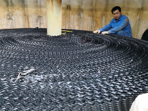 圓形<a href=http://www.tzhtuan.com/tags21_0.html target=_blank class=infotextkey>冷卻塔填料</a>更換